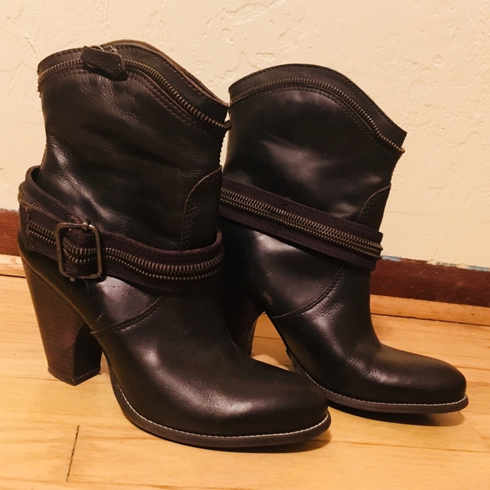 Brown short cowboy boots